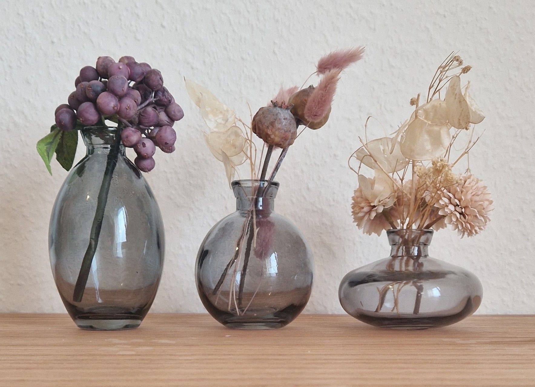 Alle Dekorationen: 3er-Set Dekovasen inkl. Blumen, Glas, grau – Neu (gemäss Beschreibung) aus Allschwil von merve_g