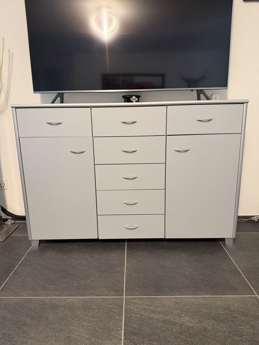 Commodes: Silberne Komode – D'occasion à Biel-Benken BL par cor_rmw7