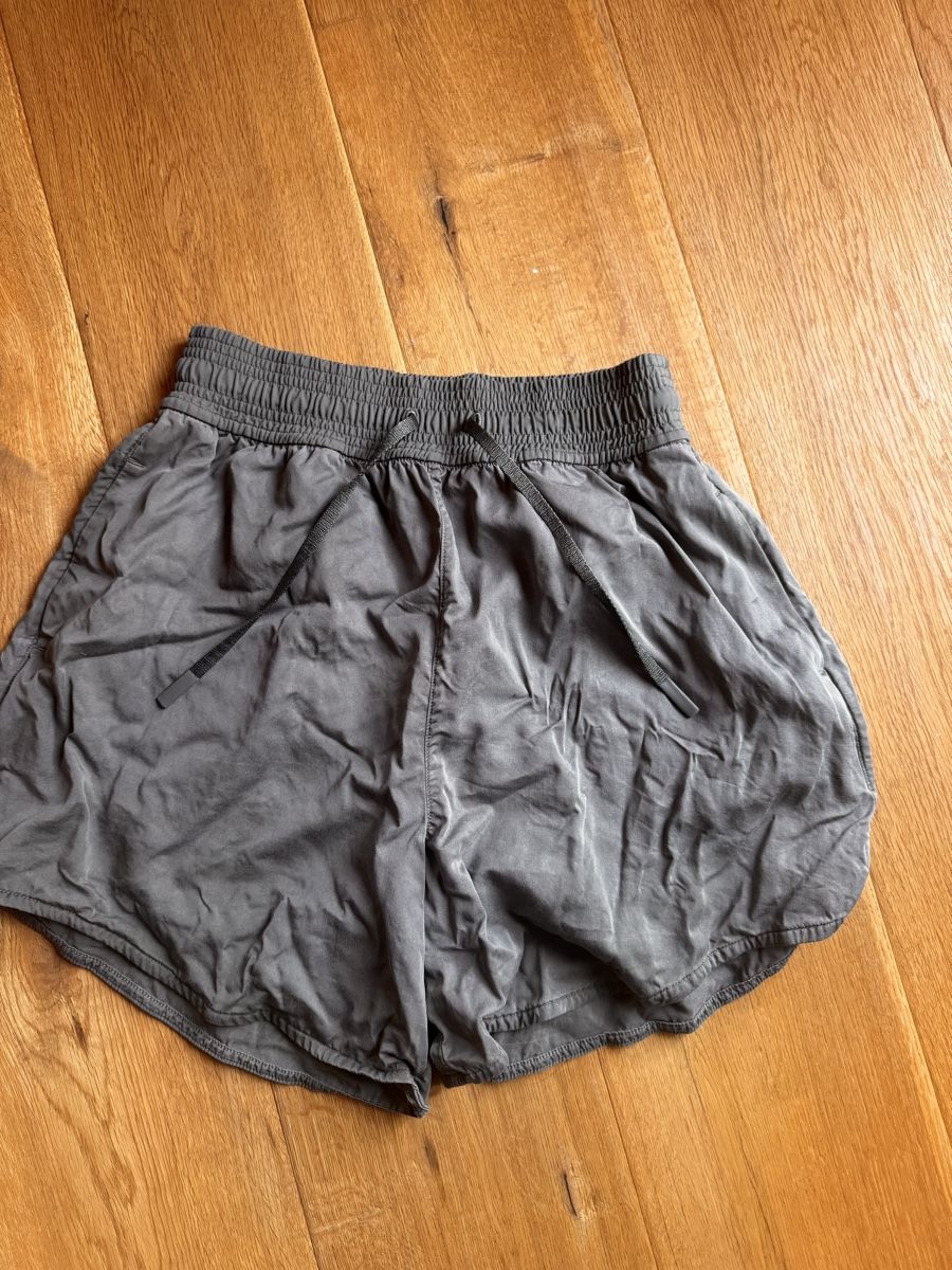 Lululemon Hosen: Lululemon leichte Shorts olive – Gebraucht aus Klosters von jewelsy