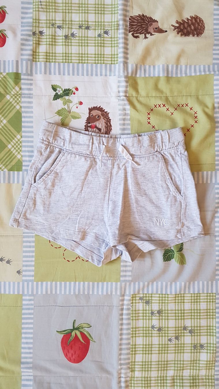 H&M Pantalons: Shorts H&M Gr.134 – D'occasion à Luzern par silvermoon12