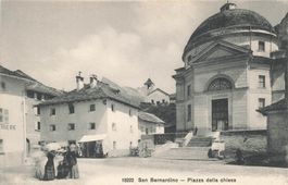 San Bernardino GR Kirchplatz belebt