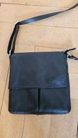 Schwarze Ledertasche bei Candies gekauft