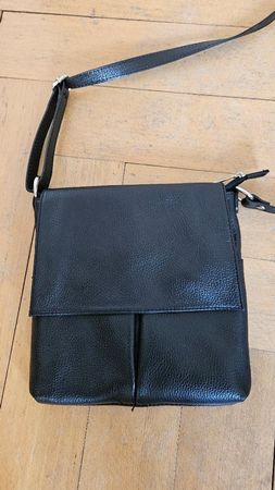 Schwarze Ledertasche bei Candies gekauft