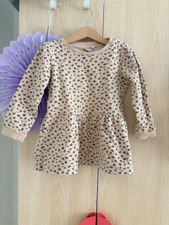 Kinder Sweater Kleid beige mit Leo Muster Grösse 98/104