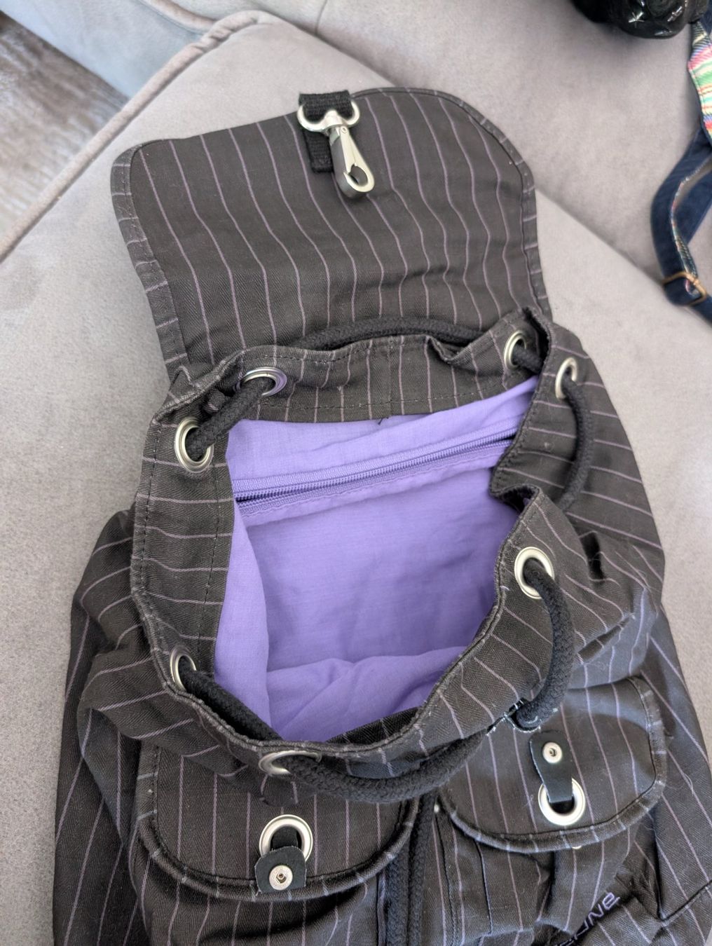 Dakine Zaini: DAKINE - Sac à dos original noir et violet – Usato da Verbier venduto da gab_2klq 2