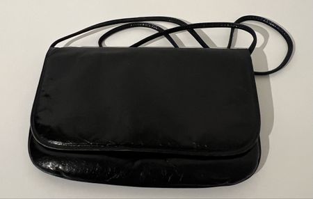 Pochette noire vintage en cuir brillant