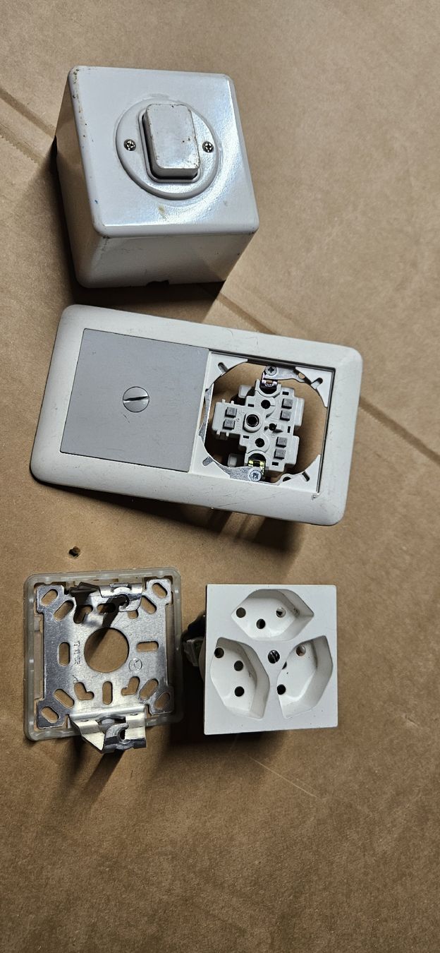 Feller Spine: Elektro-Material Schalter & Steckdose  – Usato da Baar venduto da Vel...Baar45