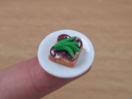 Salami Essiggurke Canape auf Keramik Teller, Handmade