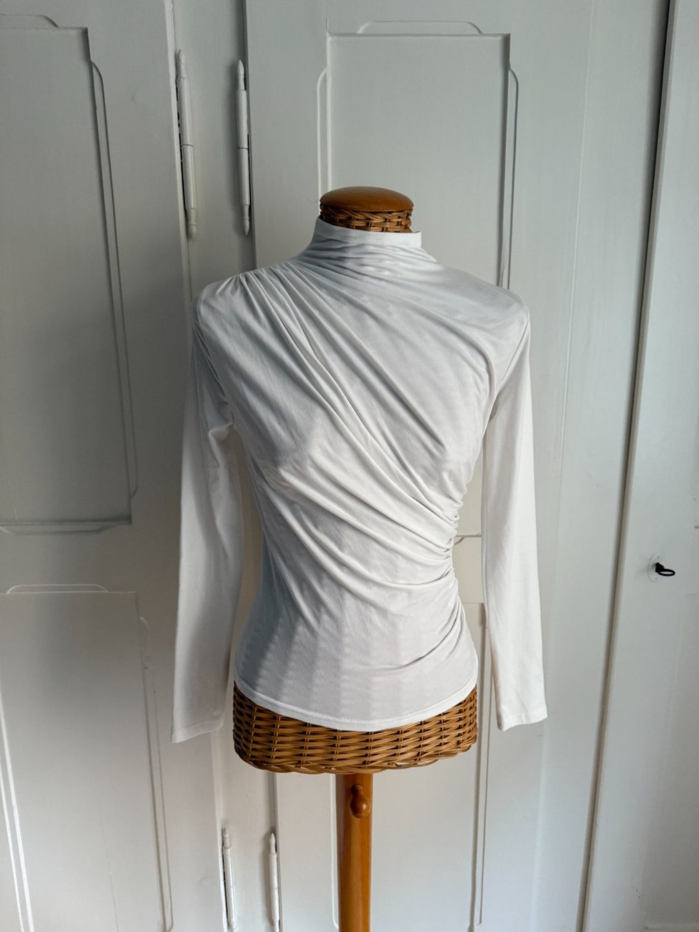 Shein T-shirt: Langarmshirt weiss asymmetrisch 34 – Usato da Zürich venduto da Diazaio