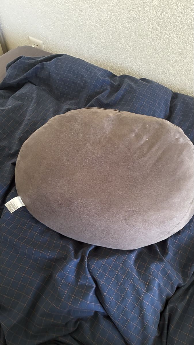 Muji Cuscini: MUJI Round Grey Plush Pillow – Usato da Zürich venduto da zyh_m86p 1