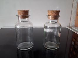 2 kleine Glasflaschen mit Korkverschluss