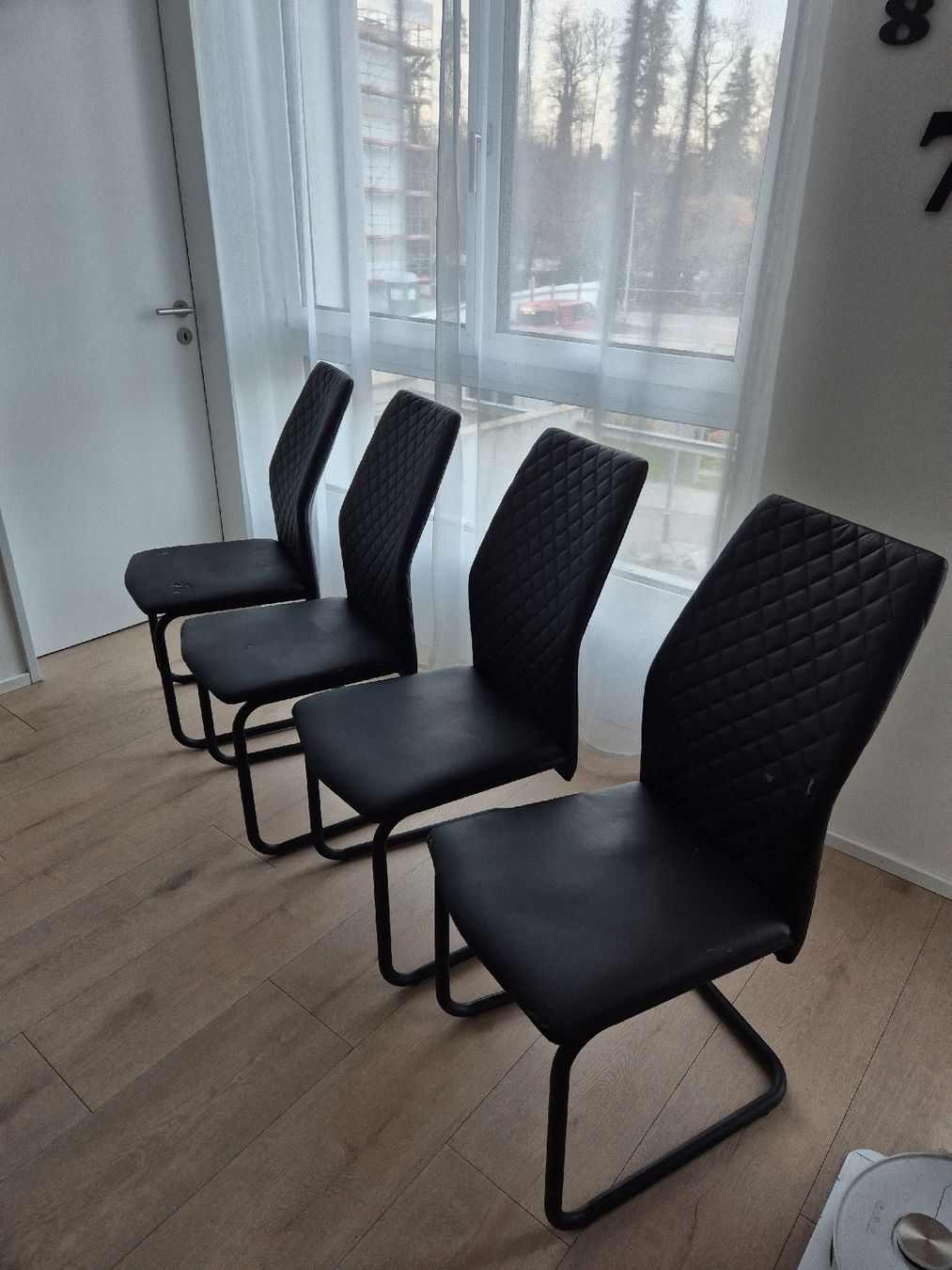 Stühle: 4 Stühle, schwarz, Kunstleder, Gebrauchsspuren. – Gebraucht aus Bürglen TG von Isa_x4