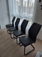 4 Stühle, schwarz, Kunstleder, Gebrauchsspuren.