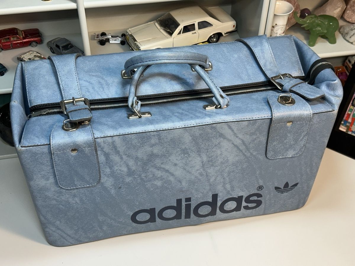 Adidas Taschen: Adidas Tasche hellblau Vintage – Gebraucht aus Wädenswil von HobbyZimmer 1