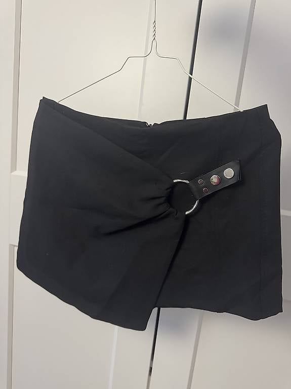 Gonne: Skort Schwarz Bershka – Usato da Luzern venduto da _.Horizon._