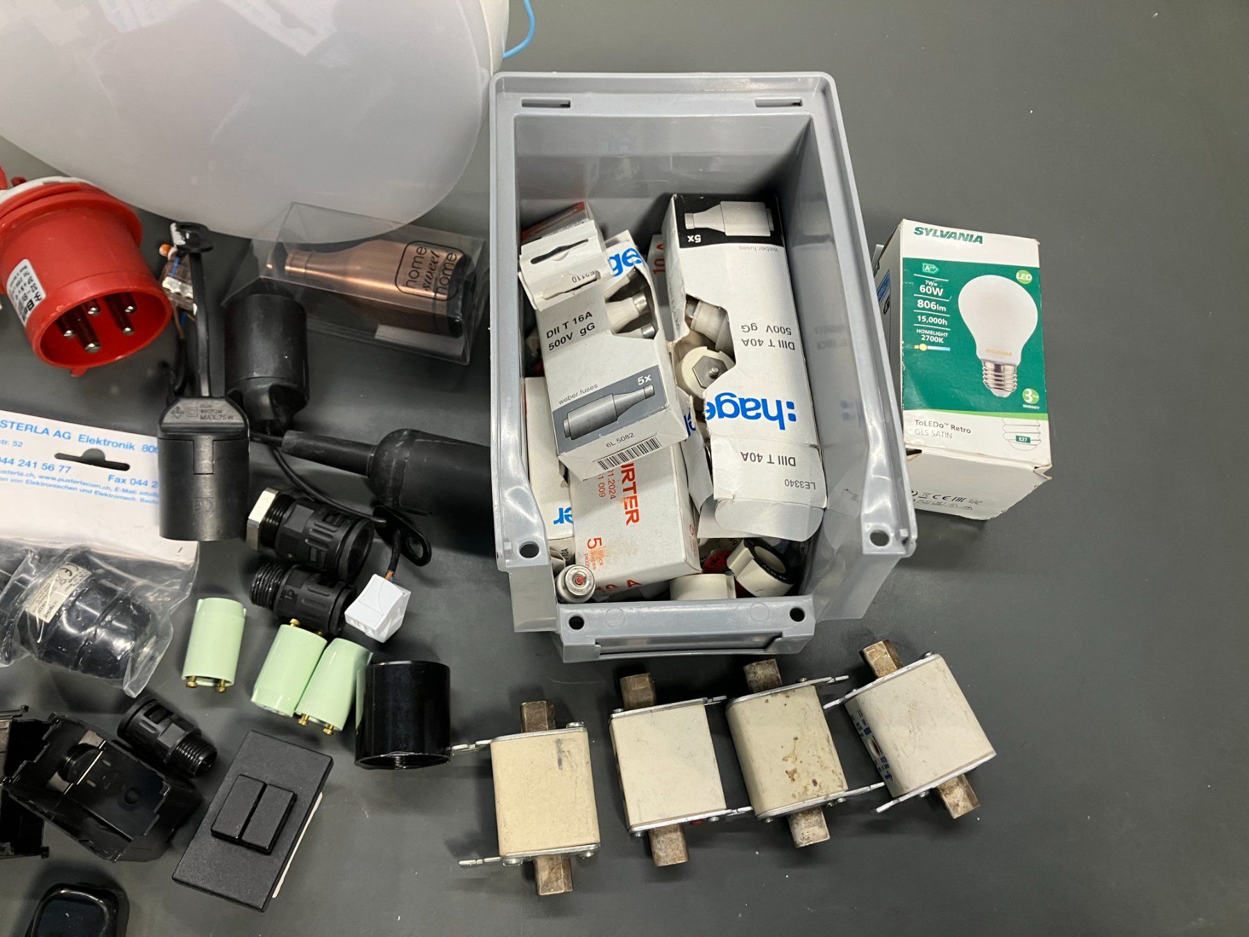 Tous les outils: Post. div. El. Material mit LED Deckenlampen ab 1.- – D'occasion à Lichtensteig par Buy24International 3