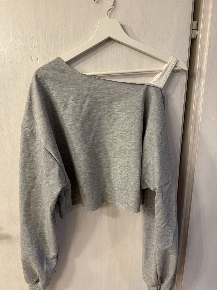 Maglioni & Felpe: Grauer Crop-Pulli mit One-Shoulder-Detail – Usato da Niederurnen venduto da Salome.r02