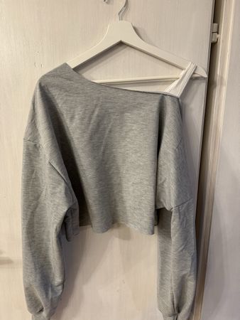 Grauer Crop-Pulli mit One-Shoulder-Detail