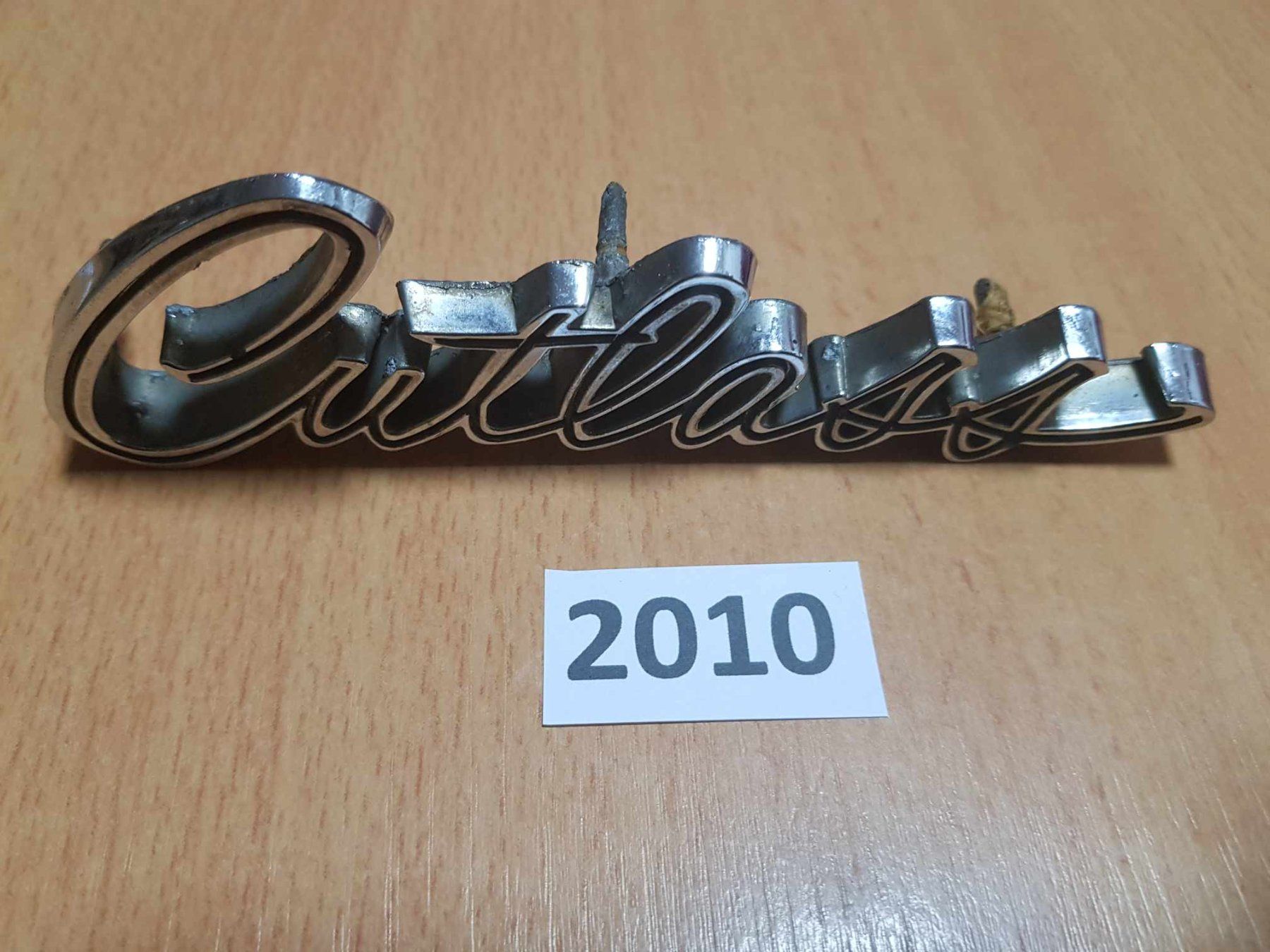 Oldsmobile Tutti pezzi di ricambio auto: Emblem Oldsmobile Cutlass – Usato da Niedergösgen venduto da usc_l8gm 1