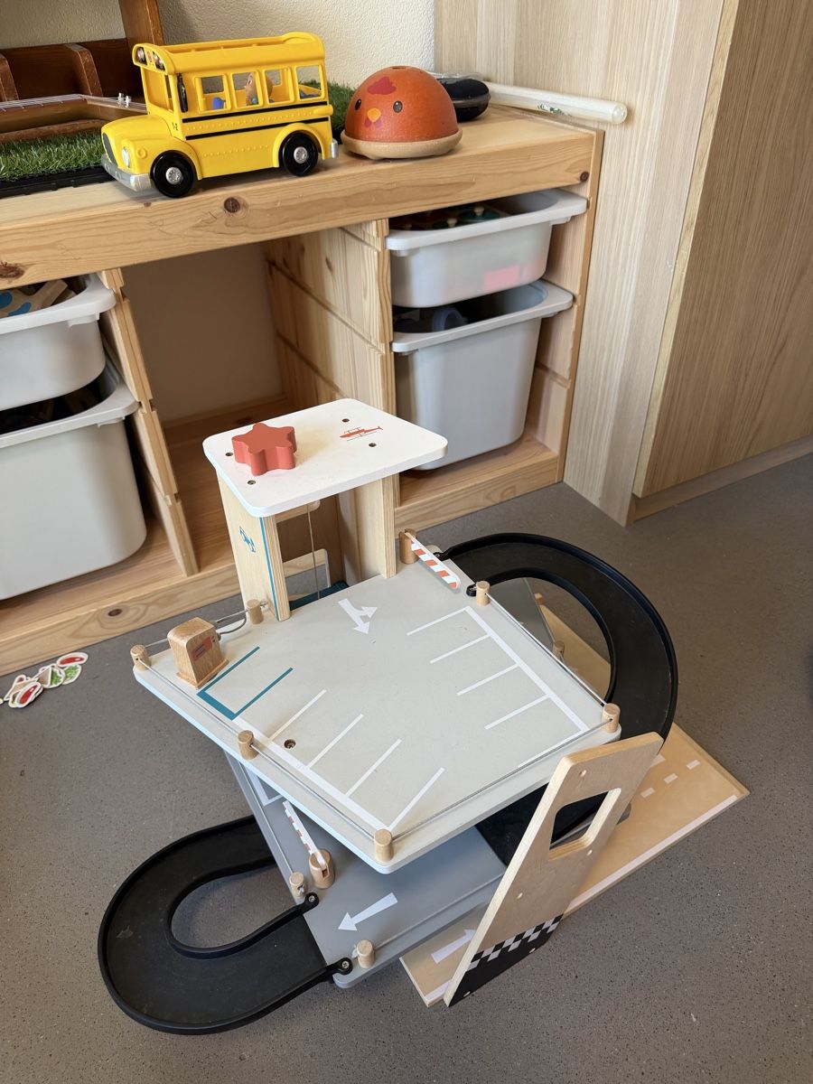 Spielzeuge: Parkhaus / Autogarage – Gebraucht aus Luzern von Weekend