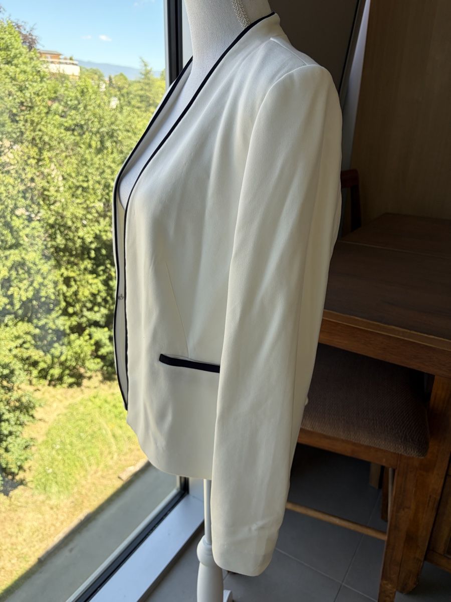 Giacche: Elegant Stretch White Jacket with Navy Trim  – Usato da Nyon venduto da Deb_D39 4