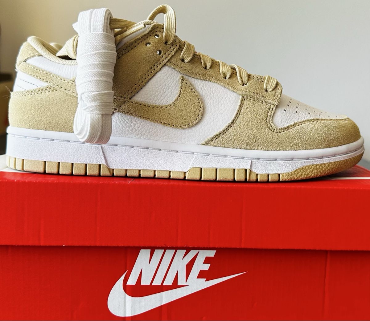 Nike Scarpe da uomo:  Dunk Low Retro White/Gold-White – Nuovo e nell'imballaggio originale da Biel/Bienne venduto da Akwawini 2