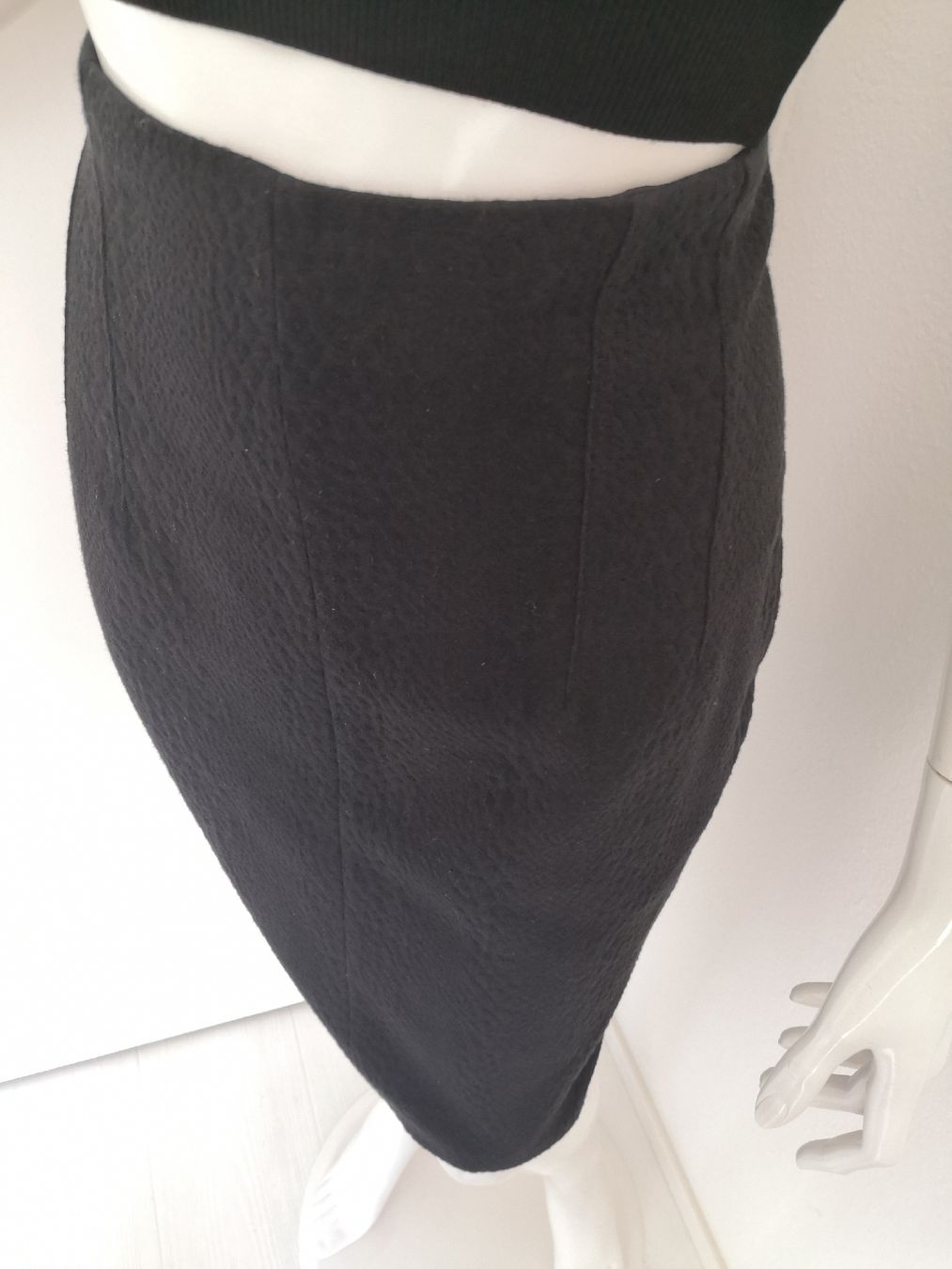 Mango Gonne: 🤩 MANGO BLEISTIFT-ROCK SCHWARZ MIT SCHLANGENMUSTER – Usato da Olten venduto da Naja-Twins-Twins 9