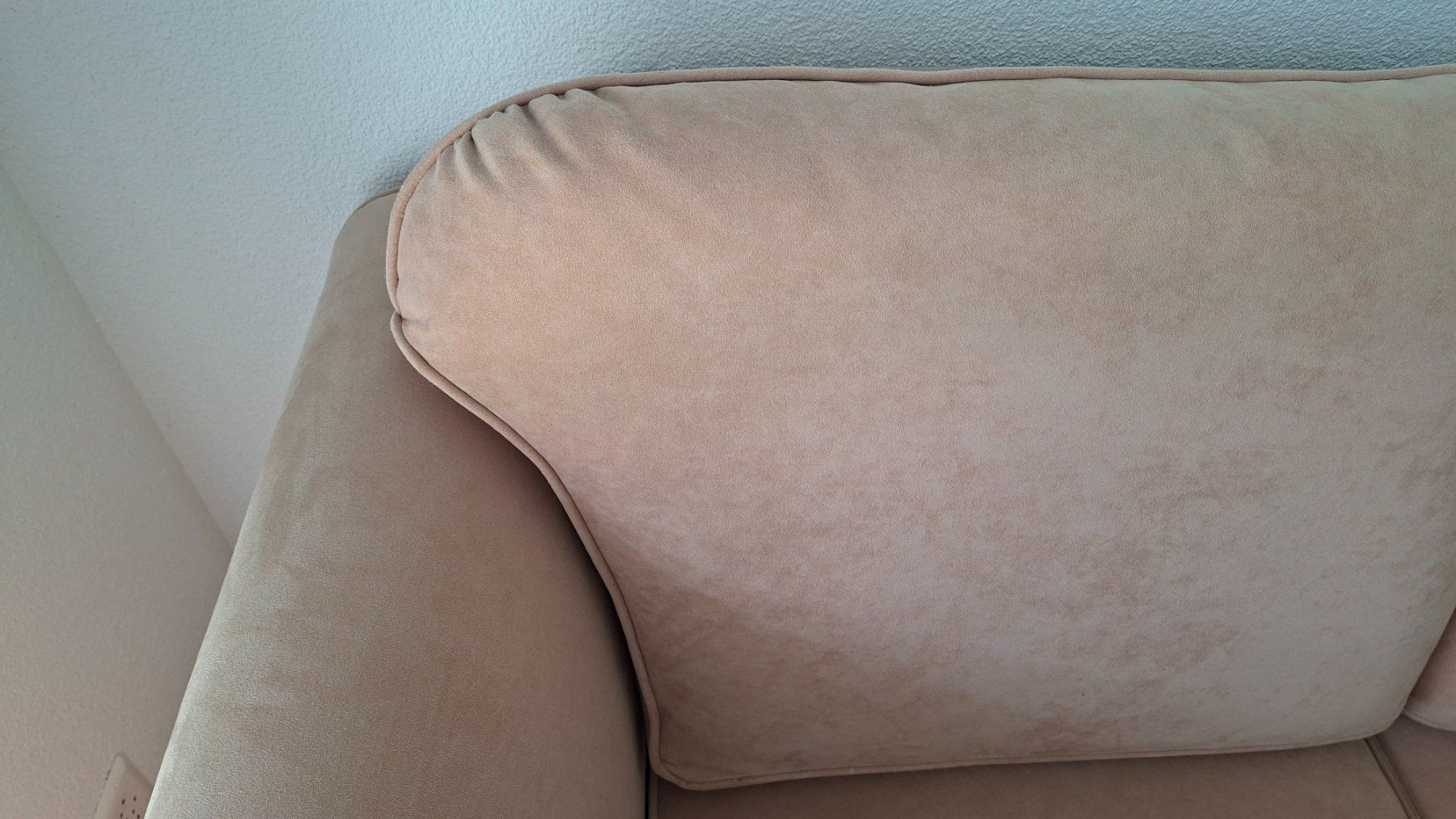 Sofas: 2er Sofa beige/lachs Alcantara – D'occasion à Emmenbrücke par thokasaluni 1
