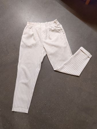 Weiß gestreifte Hose