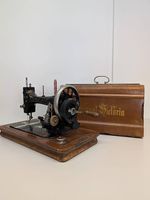 "Original Victoria" Handnähmaschine mit original Holzhaube