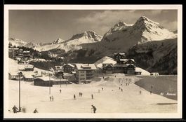 AK Arosa, Ort mit Skipiste und Skifahrern vor Bergpanorama