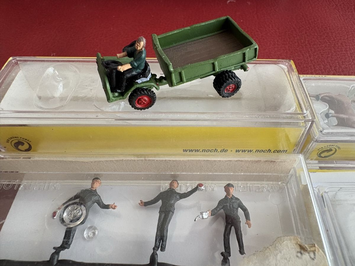 Noch Modellini di ferrovie: NOCH H0 Figuren Set mit Schilter – Usato da Zuzwil SG venduto da Zibu-3 1
