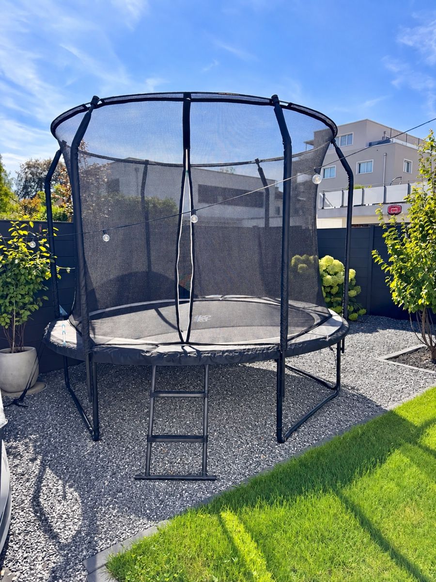Salta Trampolini: Salta Trampolin 305cm Black Edition – Usato da Münchwilen TG venduto da ventus