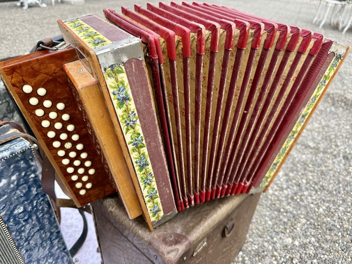 Musikinstrumente: Diverse Akkordeons - Schwyzerörgeli – Gebraucht aus Matzendorf von TITUs_ 6