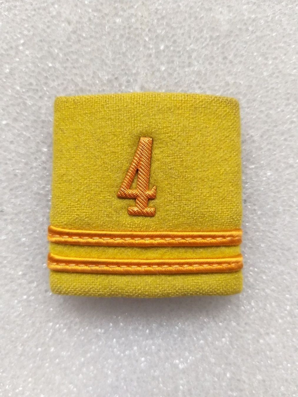 Placchette & Badge: Schulterpatte Oberleutnant Bataillon 4 – Usato da Bauma venduto da SwissMilitaria