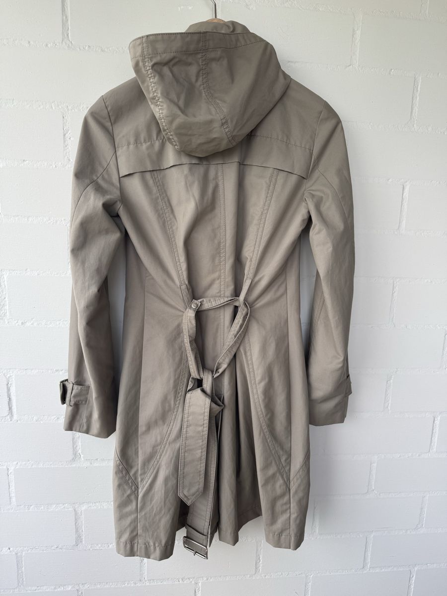 Fuchs Schmitt Cappotti: FUCHS SCHMITT Trenchcoat olive-grau Gr. 34 NEU!! – Nuovo (secondo la descrizione) da Brütten venduto da Rod816 1