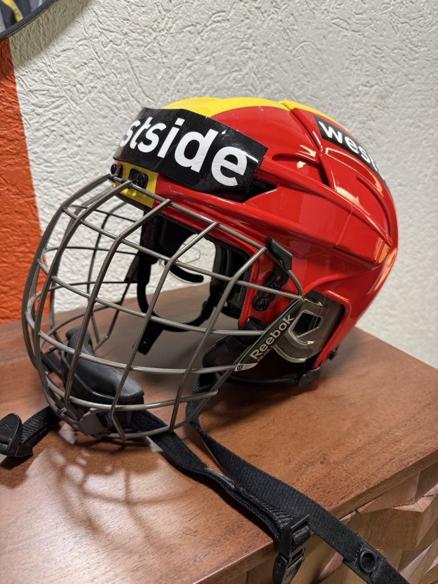 Reebok Caschi: Reebok Eishockey Helm mit Gitter - SCB Fan-Edition – Usato da Seedorf BE venduto da the_wd2t