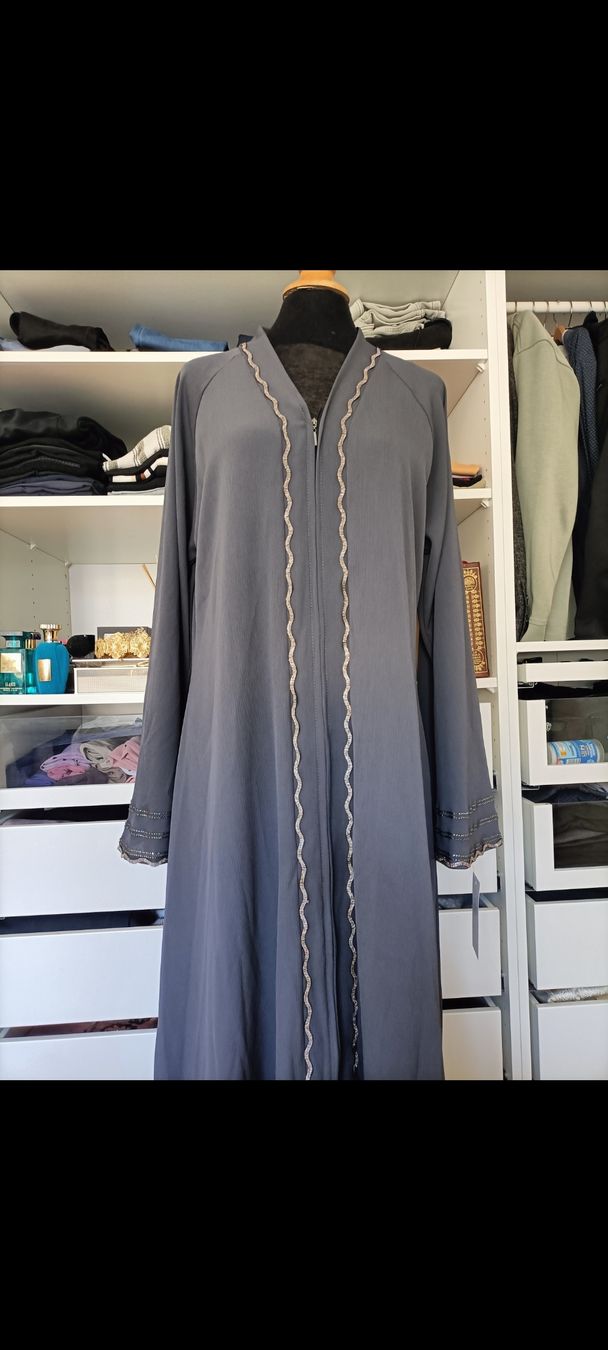Vestiti: Abaya élégante grise avec broderie – Nuovo e nell'imballaggio originale da La Chaux-de-Fonds venduto da Luxary.25cachmirepro 3