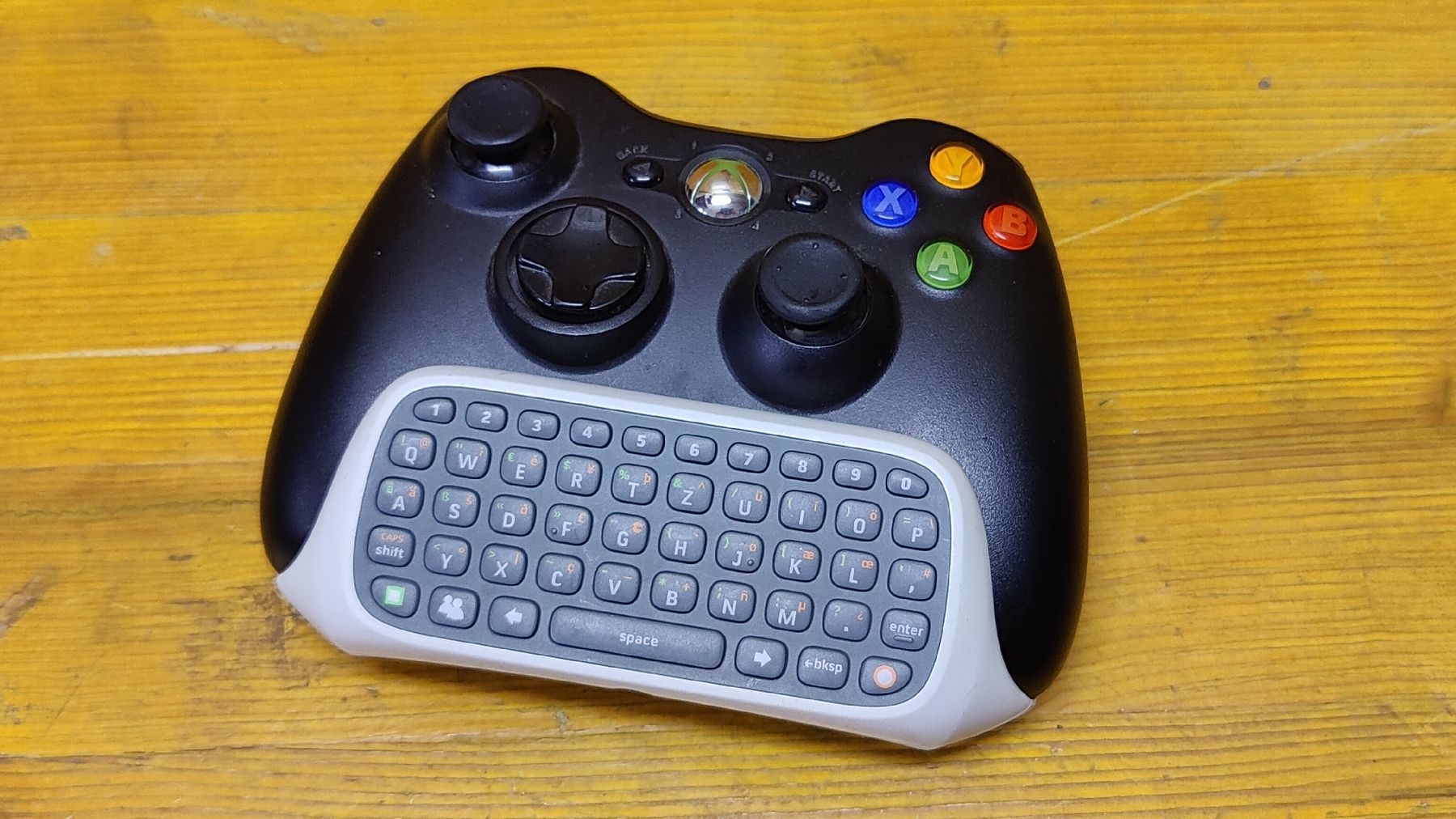 Microsoft Konsolen: Xbox 360 Controller mit Chatpad, ohne Ladekabel (L22-A) – Gebraucht aus Neuenhof von SchnaeppliAllerlei