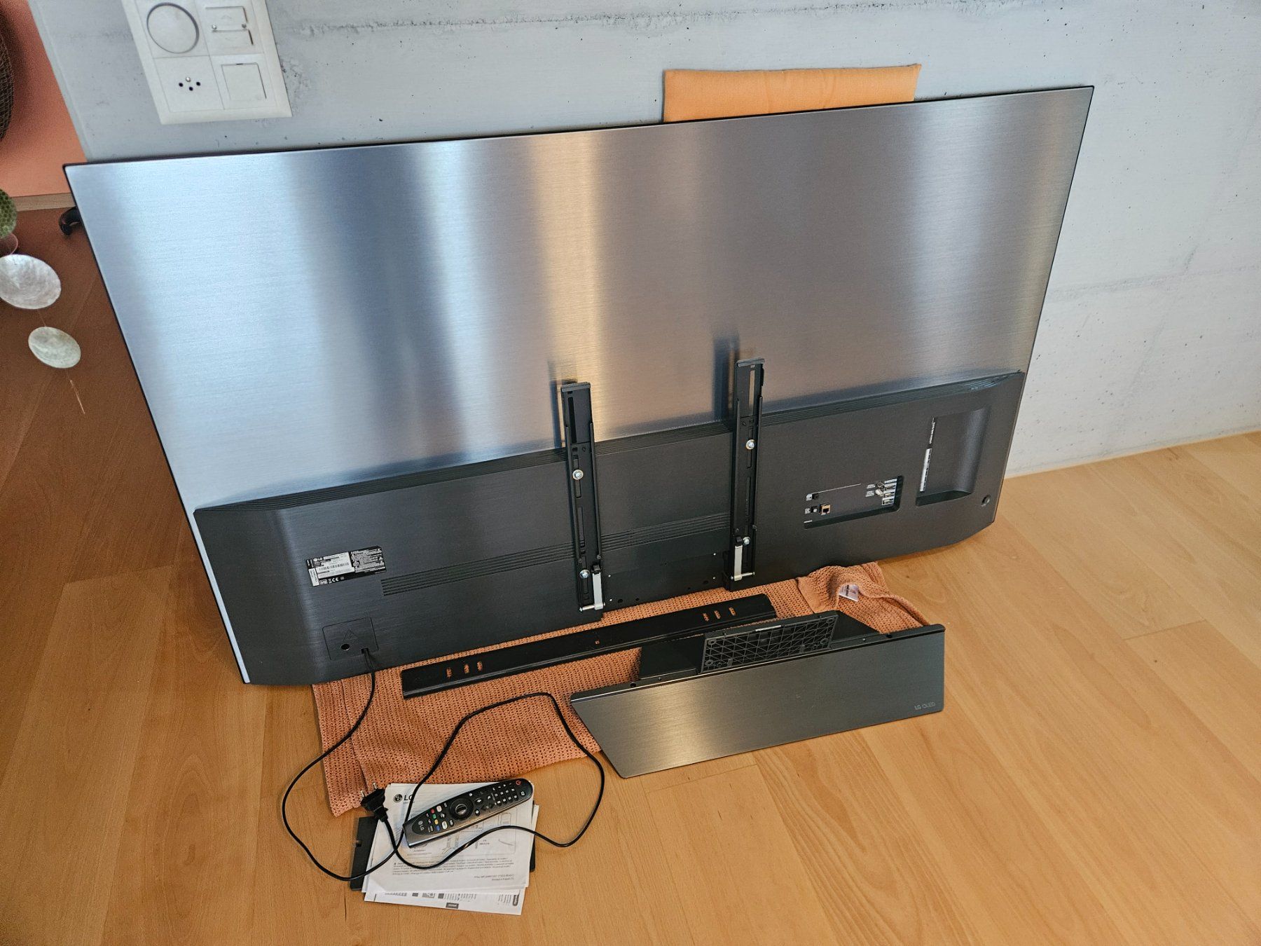 LG Televisori: LG OLED65B8 ab 1.- inkl. Wandhalterung – Usato da Elsau venduto da Avoser 1