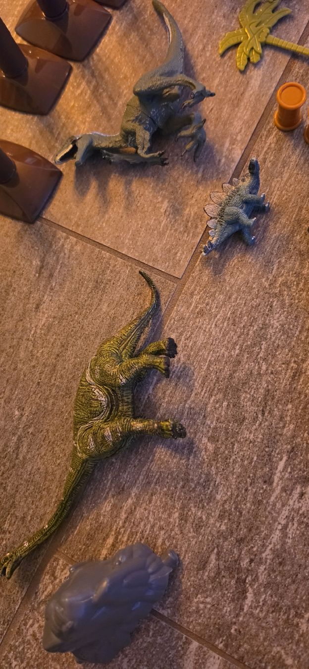 Giocattoli: Dinosaurier Rennbahn Set mit Auto gebraucht – Usato da Zwillikon venduto da husa650 1