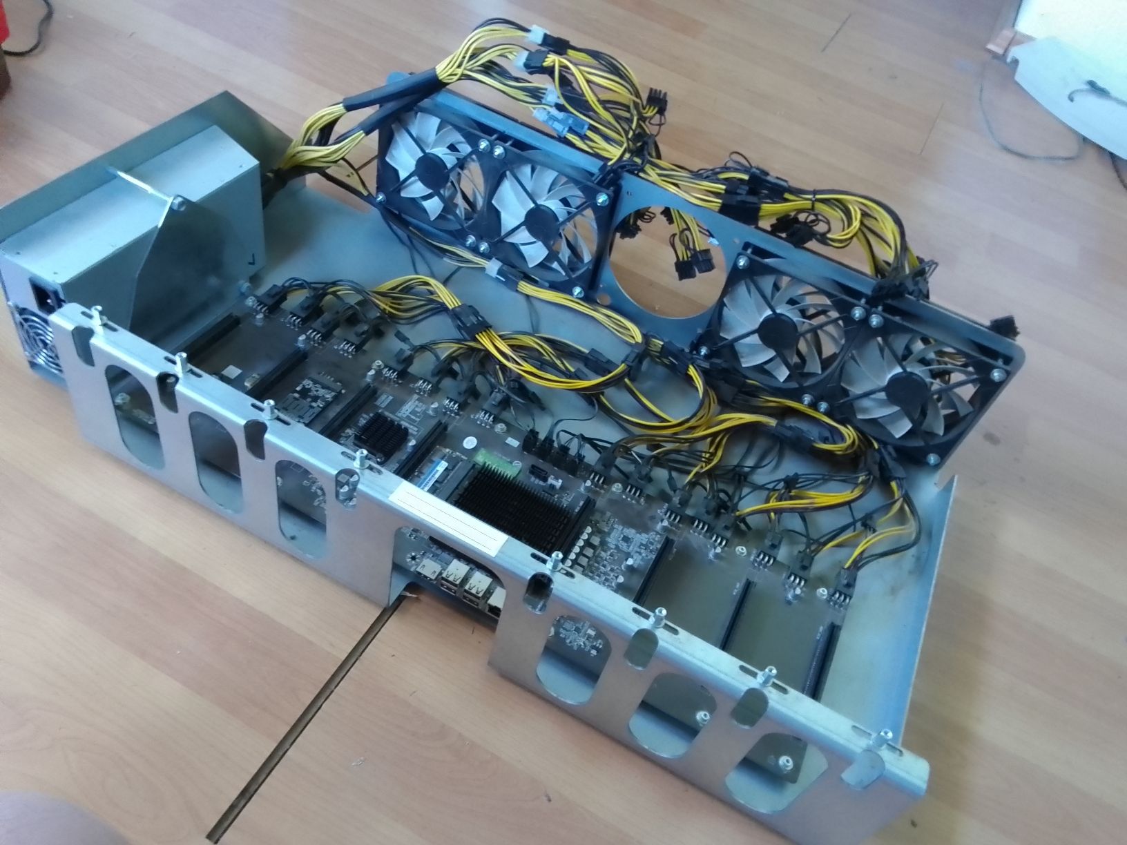 Custodie: Eclipse Mining Case+PSU+Motherboard+SSD+Ram+8xFan – Usato da Ebmatingen venduto da swiss.canadian 2