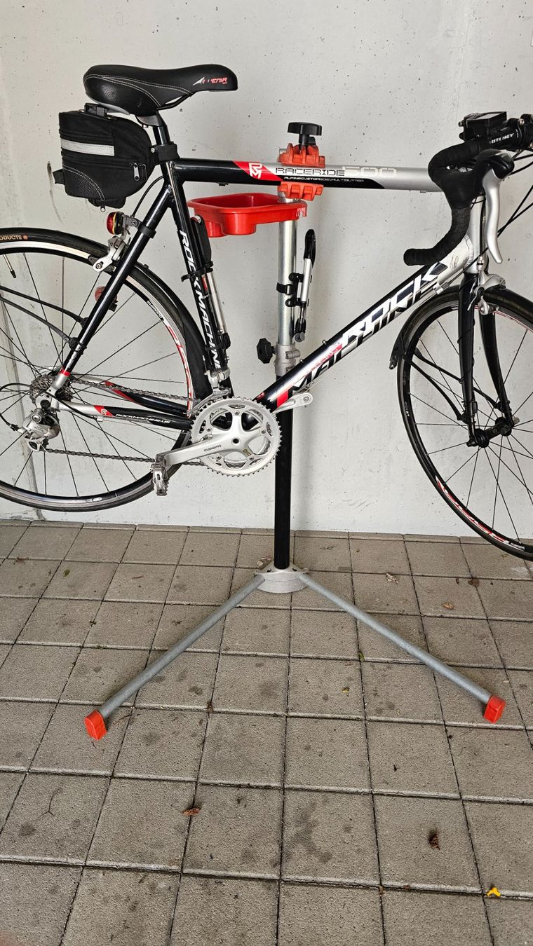 Veloständer: Fahrradreparaturständer mit V-förmiger Basis – Gebraucht aus Küssnacht am Rigi von delanyc 2