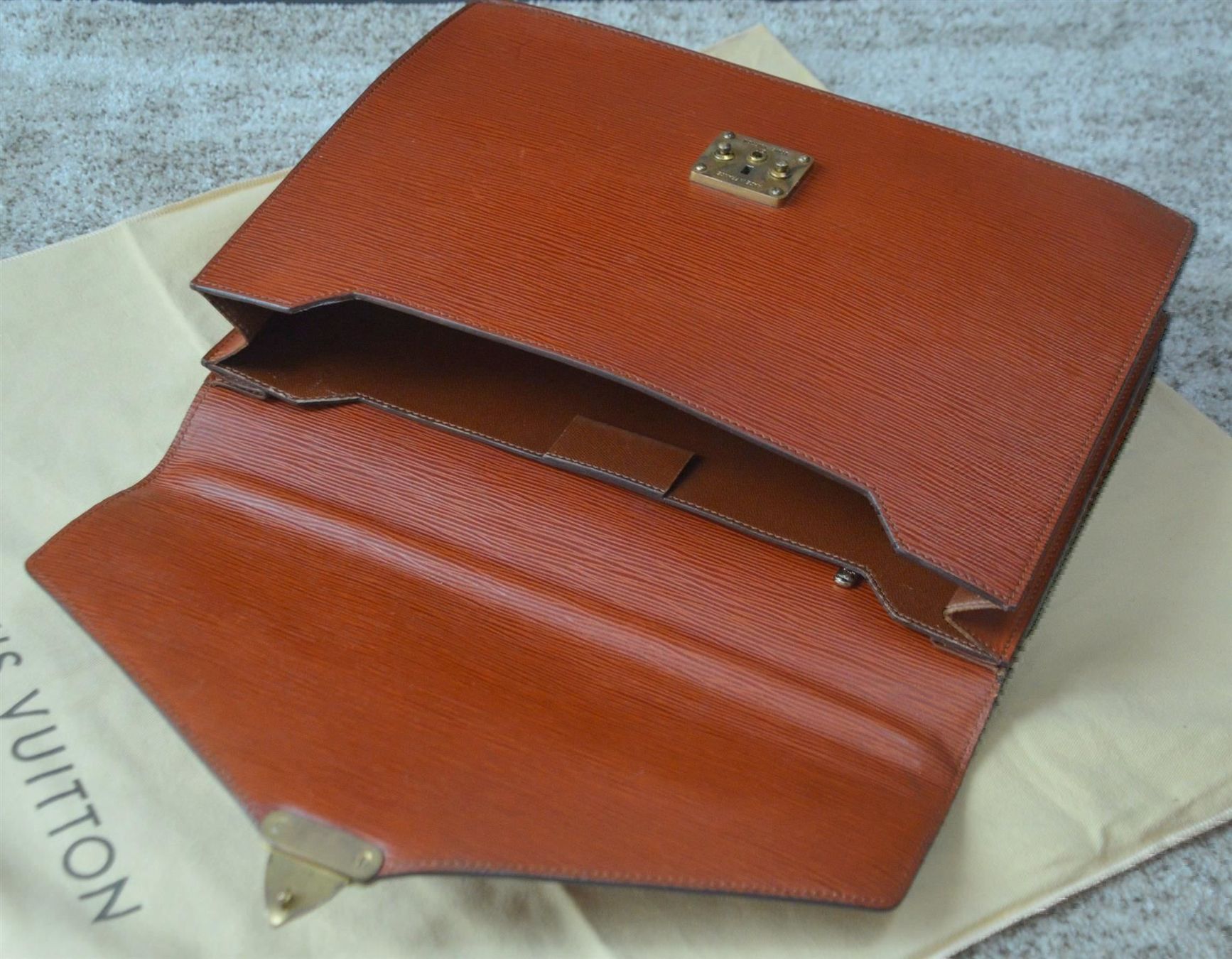 Louis Vuitton Valigie & Borse: Aktentasche / Porte-documents Louis Vuitton  Epi – Usato da Collonges venduto da Auganien 7