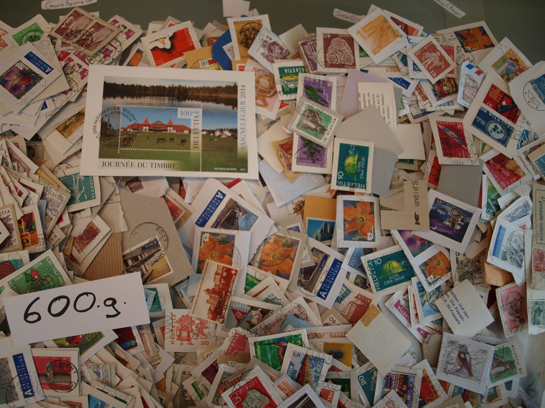 Tutti i francobolli: 600 g Schweizer Briefmarken auf Papier. Gebraucht – Usato da Aarau venduto da Marcele0 2