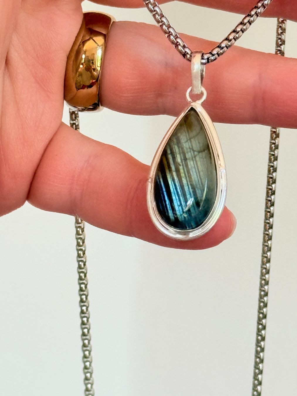 Catenine: Collier pendentif larme en labradorite élégant – Nuovo e nell'imballaggio originale da Genève venduto da AWWA