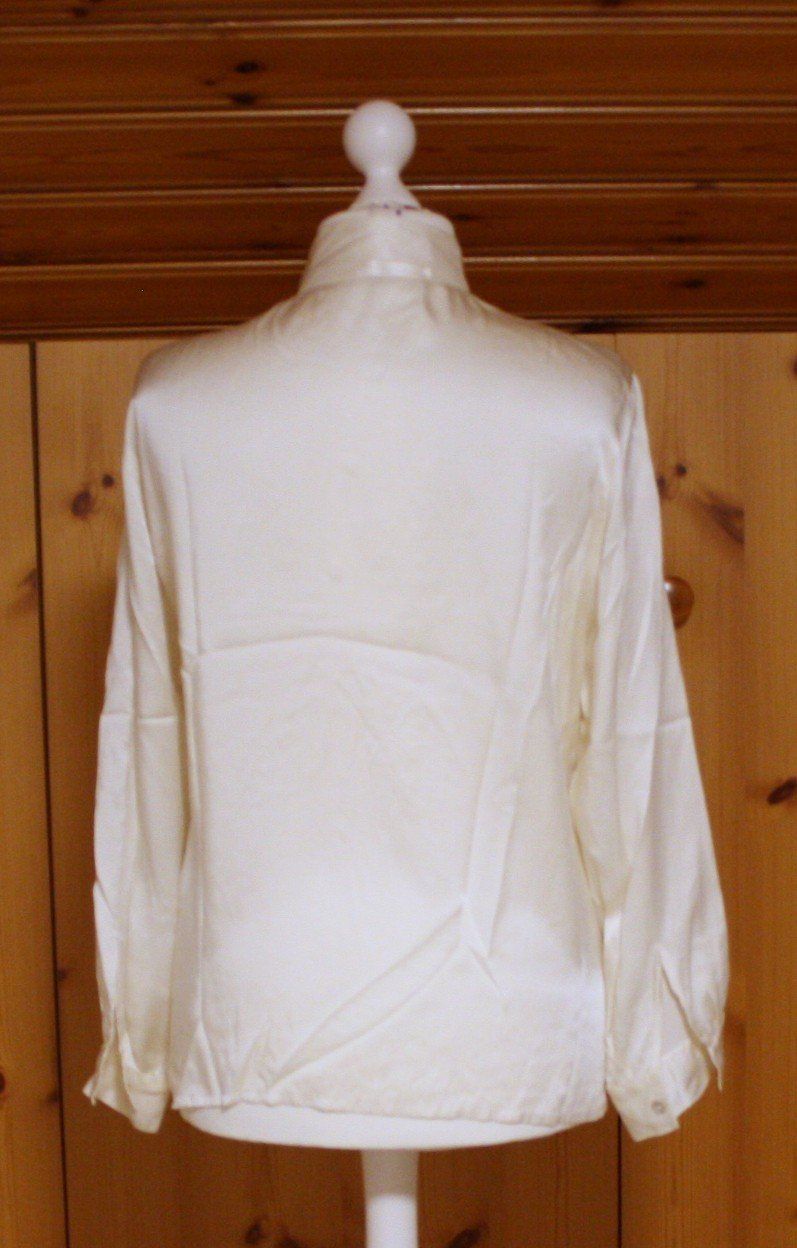 Camicette: Bluse Satin eierschale Gr. L – Usato da Flüelen venduto da Diversicum-Vintage 5