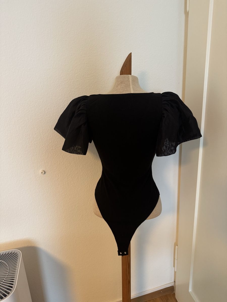 Top: Schwarzer Body mit Puffärmeln, Grösse S, von Reserved! – Usato da Zürich venduto da Brobin 1