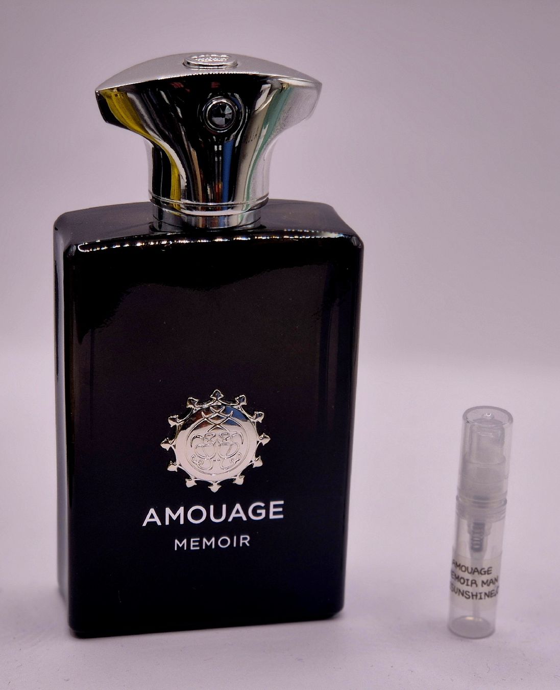 Amouage Profumi & Eau de Toilette: 2 ml MEMOIR MAN AMOUAGE ABFÜLLUNG – Nuovo (secondo la descrizione) da St. Gallen venduto da CaliSunshine