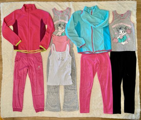 Paket Gr. 122/128 mit Fleecepullis, Trainerhose & Leibchen